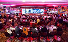 Studio dealer langsung M-World Championship uno138 dengan multiple camera feeds dan interface blackjack
